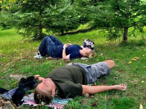 dve osoby relaxujú v prírode