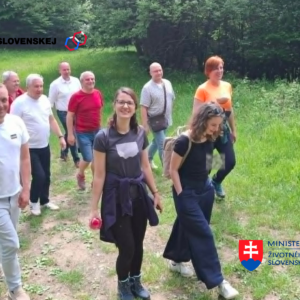 účastníci na turistickom chodníku v PR Gazdoráň