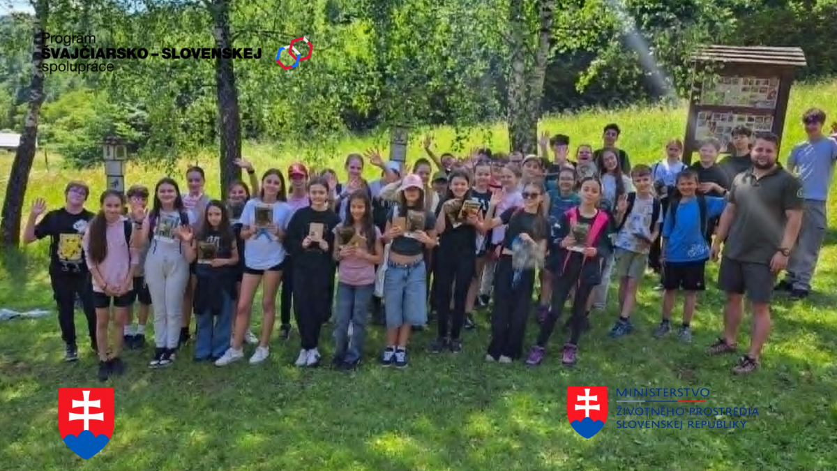 spoločná fotografia v areáli Informačného strediska v Novej Sedlici