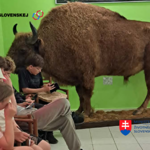 žiaci so zubrom Archiem