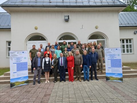 spoločná fotografia všetkých partnerov pred kaštieľom