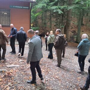 účastníci pri Informačnom stredisku CHKO VIhorlat