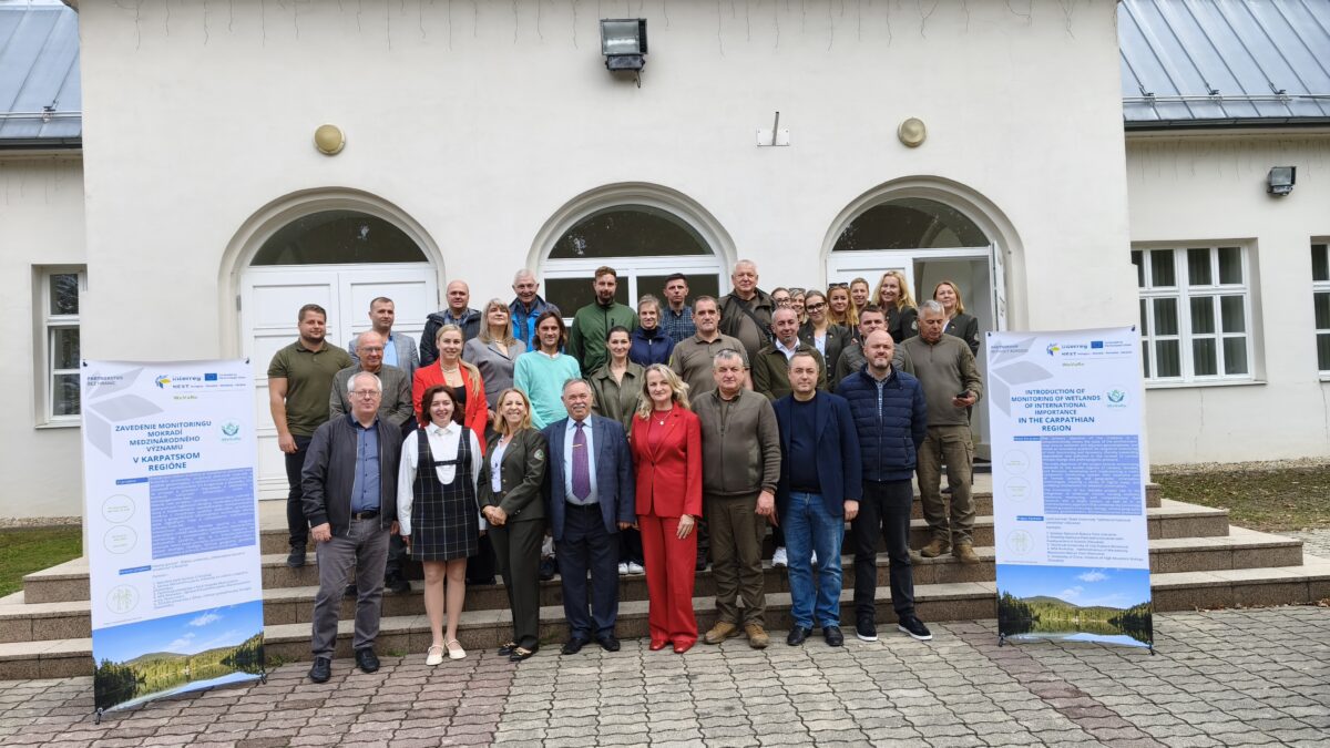 spoločná fotografia všetkých partnerov pred kaštieľom