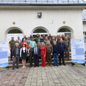 spoločná fotografia všetkých partnerov pred kaštieľom