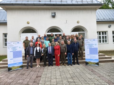spoločná fotografia všetkých partnerov pred kaštieľom